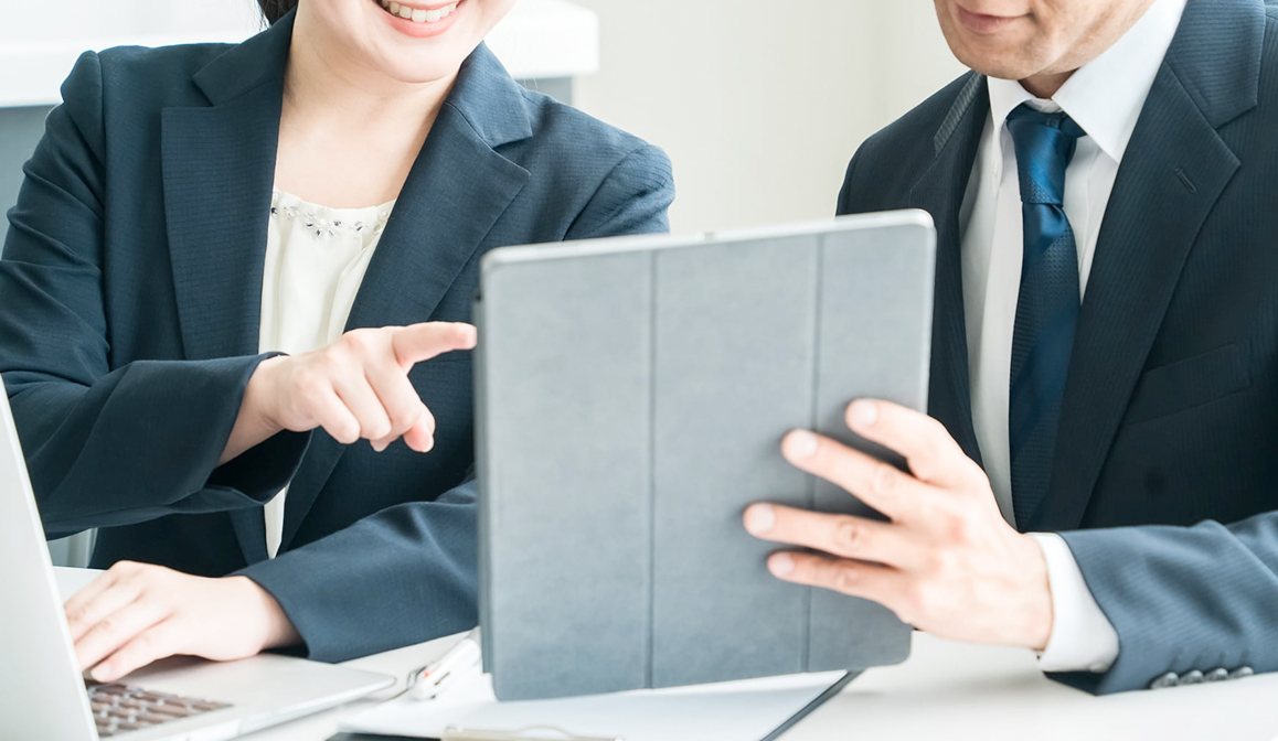 働く男女の写真